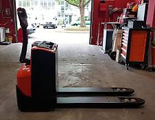 BT LWE 250 // 3.075 Std. / guter Zustand / 2.5T Tragkraft